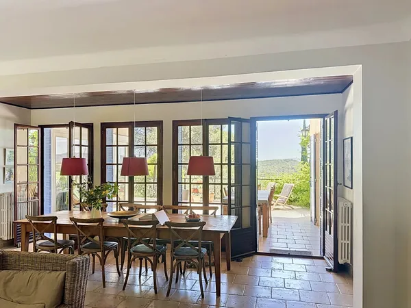 Lorgues,  Grande maison , piscine, vue degagee