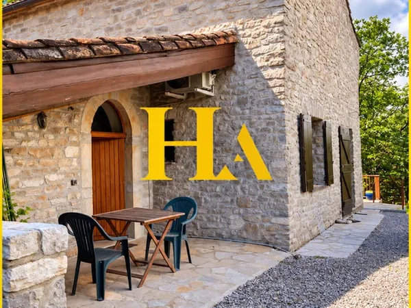 À VENDRE Maison en pierre de 113 m² avec dépendance et terrain de 2 621 m² à Ferrières-les-Verreries