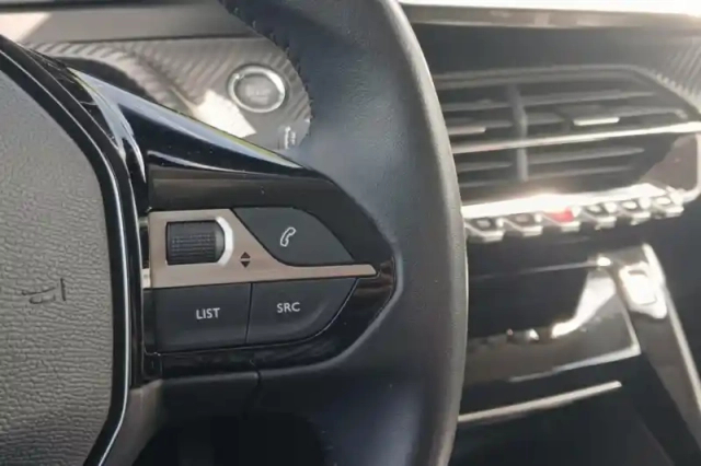 Peugeot 2008 puretech 100 s&amp;s bvm6 — photo 18