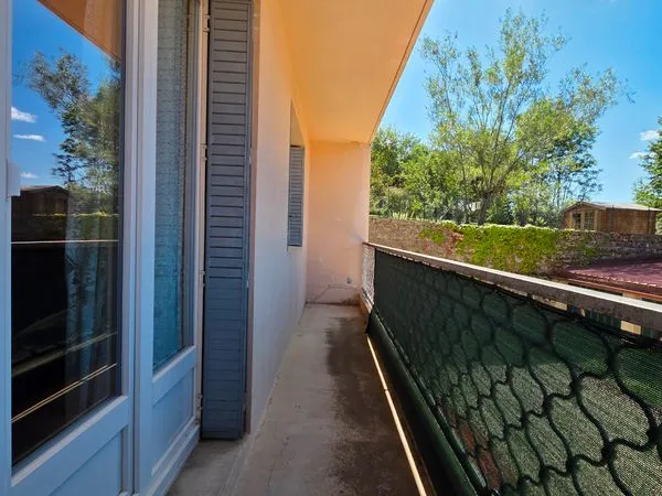 Appartement traversant avec balcon et loggia - RDC surélevé