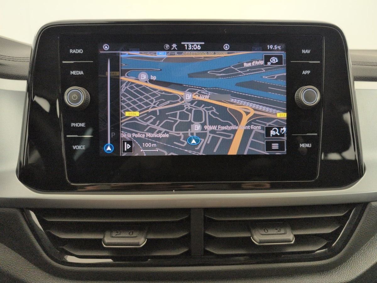Volkswagen T-Roc — photo 18