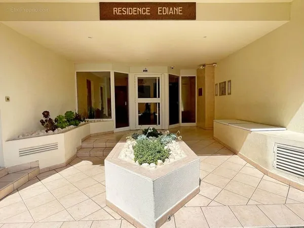 CROS DE CAGNES - Magnifique F1 de 28m2 entièrement refait à neuf