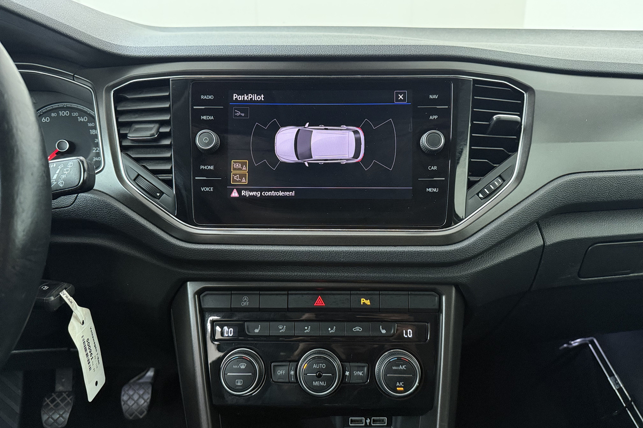 Volkswagen T-Roc — photo 13