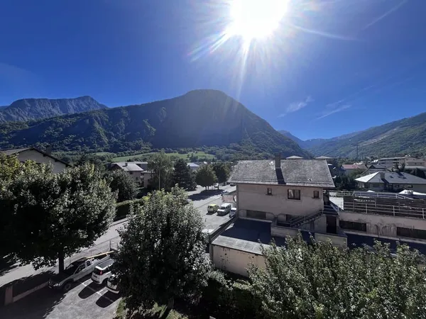 SAINT JEAN DE MAURIENNE A proximité immédiate des commerces
