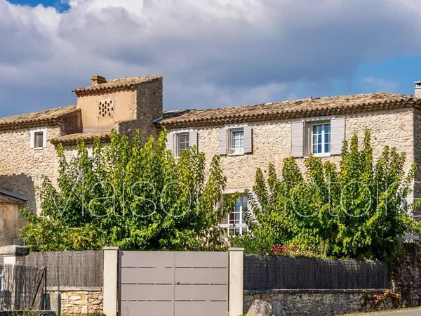 Maison en pierre avec piscine à Villars, village pittoresque.