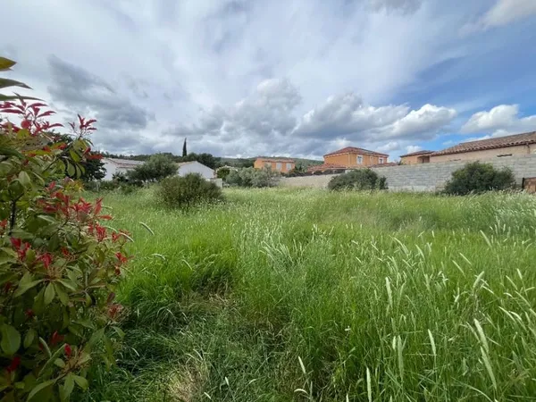 Terrain 751 m²