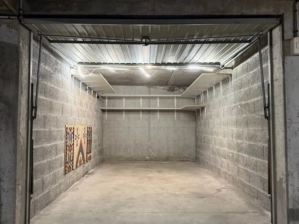 Garage 15,2m2 sécurisé dans copro