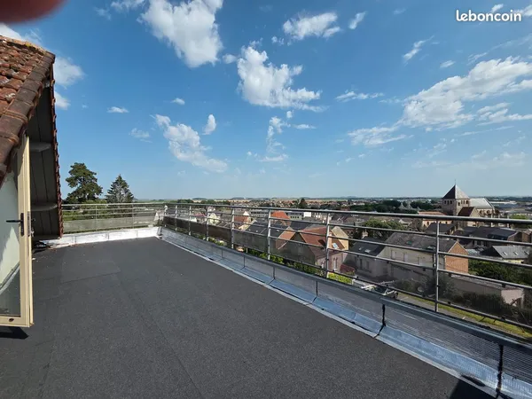 Magnifique triplex avec une vue exceptionnelle,une terrain et trois places de parking prive