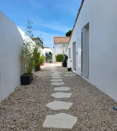 Maison à étage, 3 chbres (et 1 bureau), 2sde, 2wc, jardinet