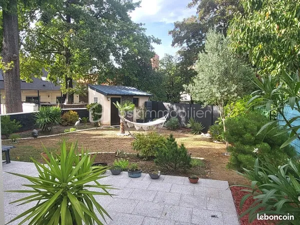Pavillon 8 pièces 242 m²