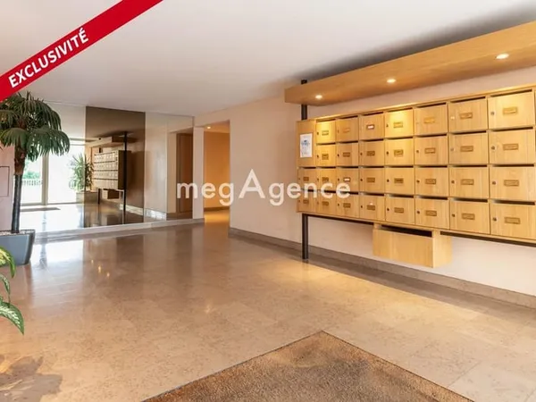Appartement lumineux avec loggias, piscine et tennis