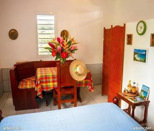 Rez de Chaussée de villa : appartement climatisé à 10 min de la plage du bourg de Shoelcher / Madian