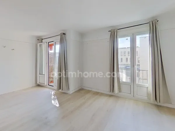 Gare RER "Le Raincy - Villemomble - Montfermeil" - Appartement à rénover de 3 pièces avec balcon et 