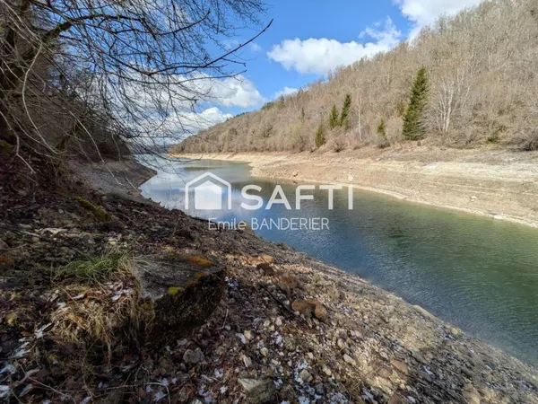 Terrain de loisirs - En bordure du lac de Vouglans