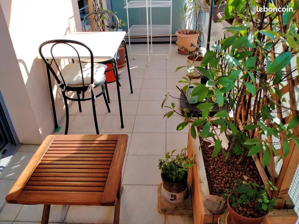 T2 avec garage fermé sécurisé placé sur une cour intérieure très calme au Forum