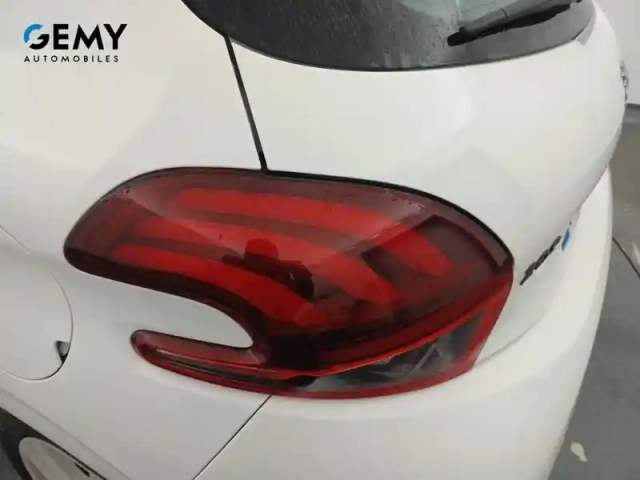 Peugeot 208 puretech 82ch s&amp;s bvm5 — photo 17