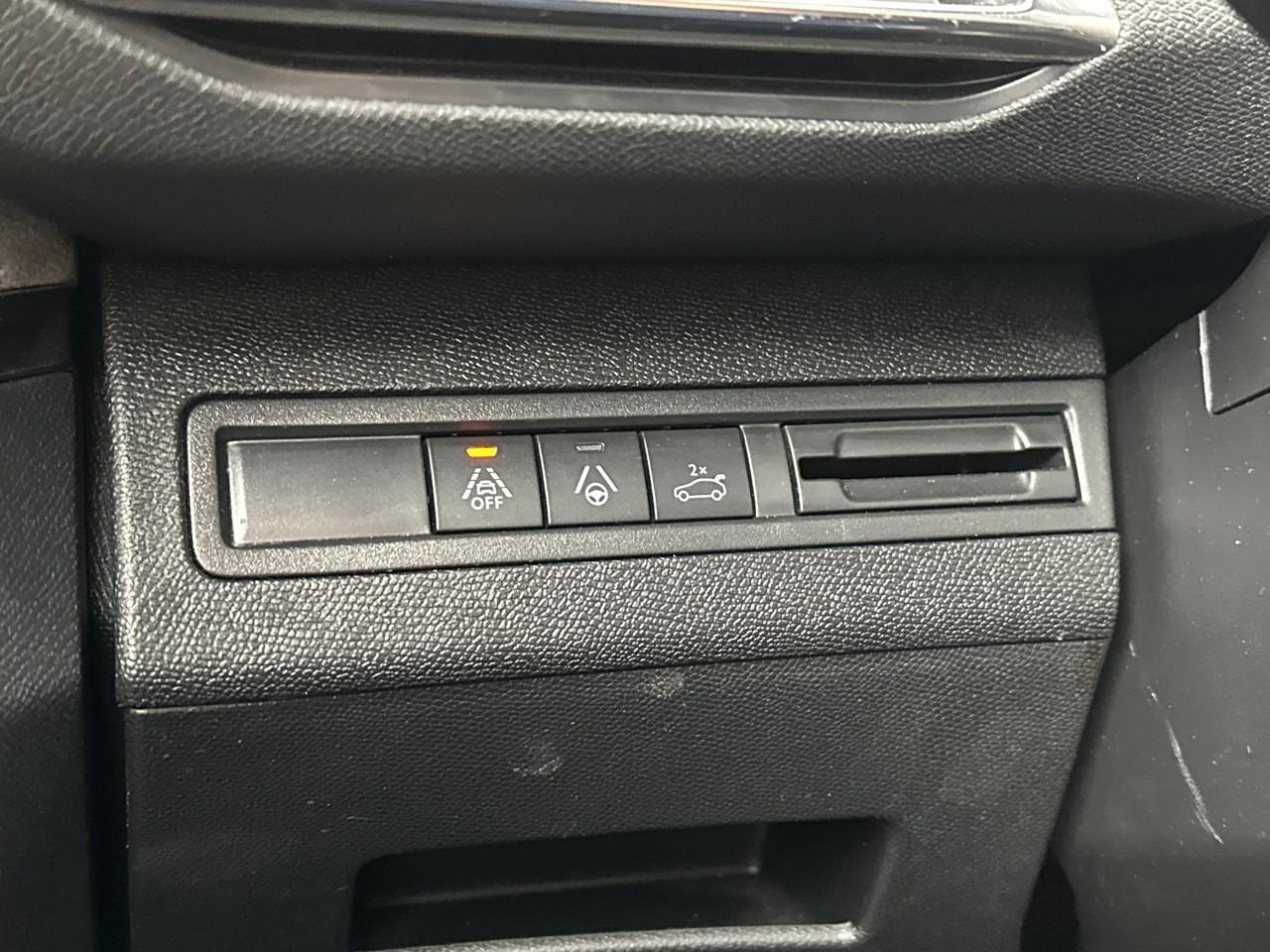 Peugeot 3008 puretech 130ch s&s eat8 gt pack — photo 17