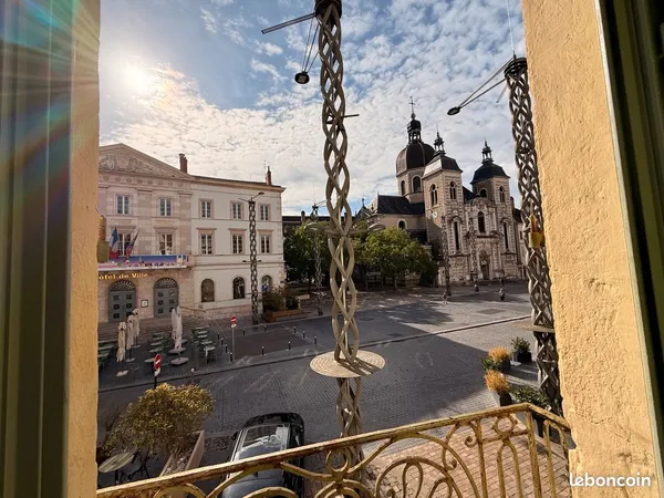 Place de l'Hôtel de Ville - Location T3 67 m² de caractère rénové, 3,35 m sous plafond, climatisé et