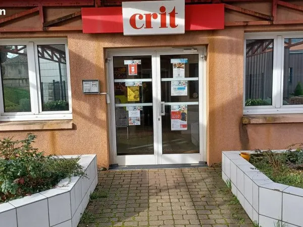 Locaux professionnels avec parking à THIERS 5 bureaux au 1er Etage