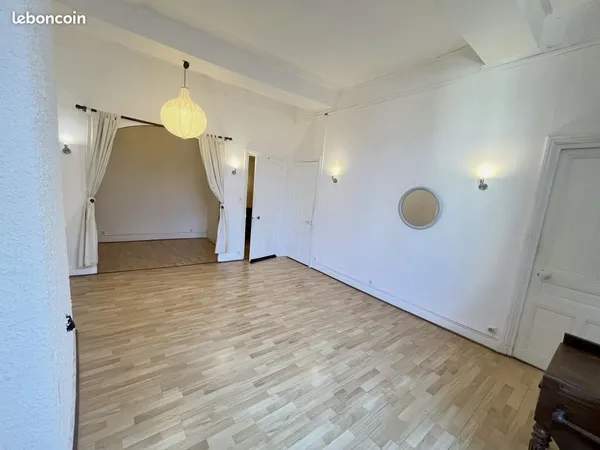 Lyon 1er - Rue du Griffon - Appartement 3 pièces atypique de 69 m² - 5e étage avec ascenseur