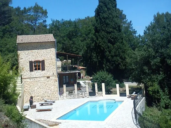 PROVENCE : maison du train au bois