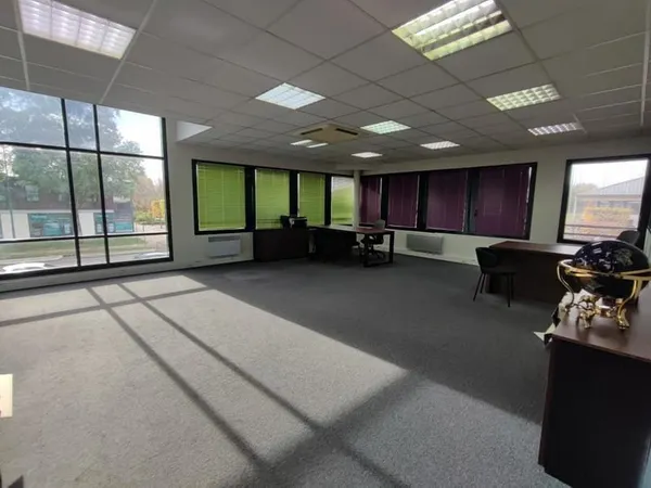 SERRIS - 77 - MURS - BUREAUX 85 M²