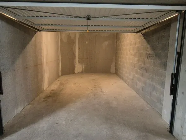 A louer GRAND GARAGE FERME