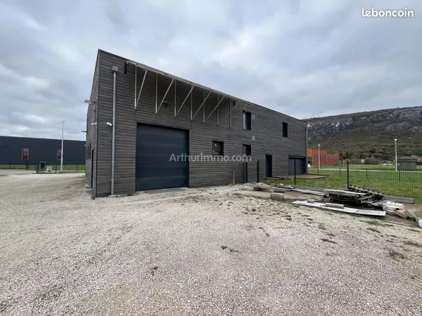 Local 400 m² Belley