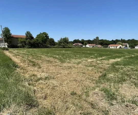 MAGNIFIQUE TERRAIN PLAT Commune de BRUGHEAS 03 700