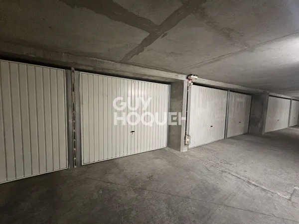 LYON 4 - METRO HENON - Box fermé en sous-sol 13m²