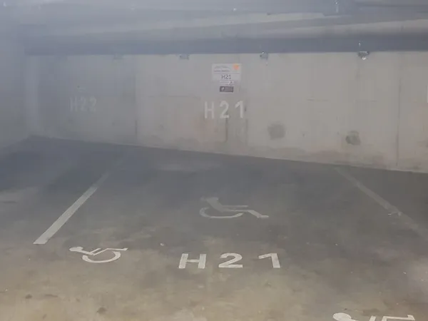 Emplacement parking prive couvert securise