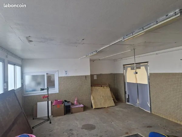 Parking/box 1 pièce 43 m²