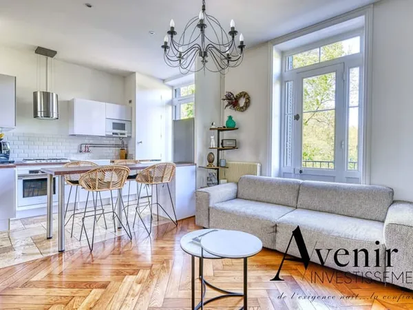 ÉCULLY / LIMITE TASSIN. APPARTEMENT T3 DE 71 M² AVEC BALCON / JARDIN / GARAGE. CHARME DE L'ANCIEN.