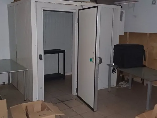 Local avec chambre froide
