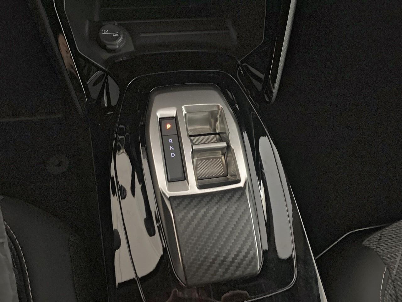 Peugeot 2008 hybrid 145 ch e-dcs6 allure — photo 17