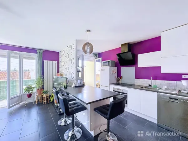 T3 TRAVERSANT CENTRE VILLE  Dernier Etage, 2 Balcons &amp; Clim
