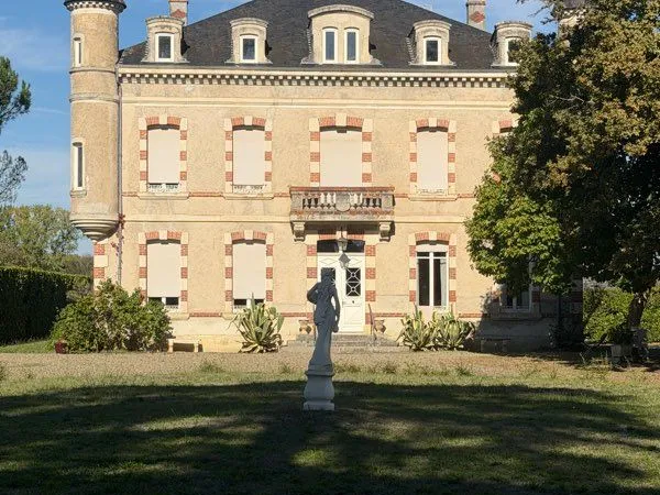 Quatre pièces dans bâtisse d époque