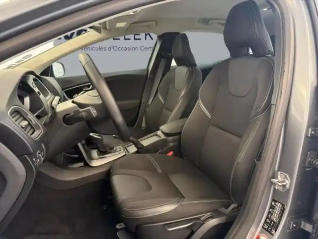 Volvo V40 t2 122ch momentum geartronic — photo 9