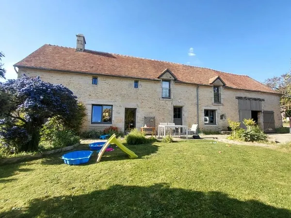 Maison en pierres rénovée 200m², garage, dépendance