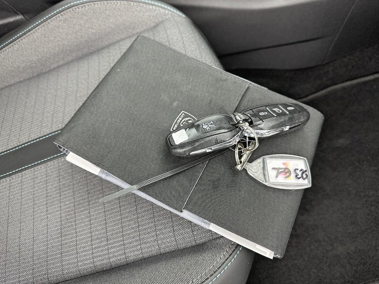 Peugeot 2008 puretech 100 s&s bvm6 allure pack — photo 33