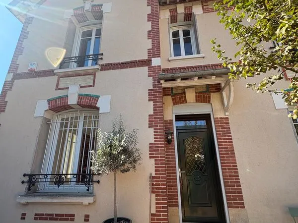 Maison entièrement rénovée avec jardin, terrasse et garage, aux portes du centre-ville