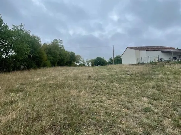 BEAU TERRAIN PLAT CONSTRUCTIBLE