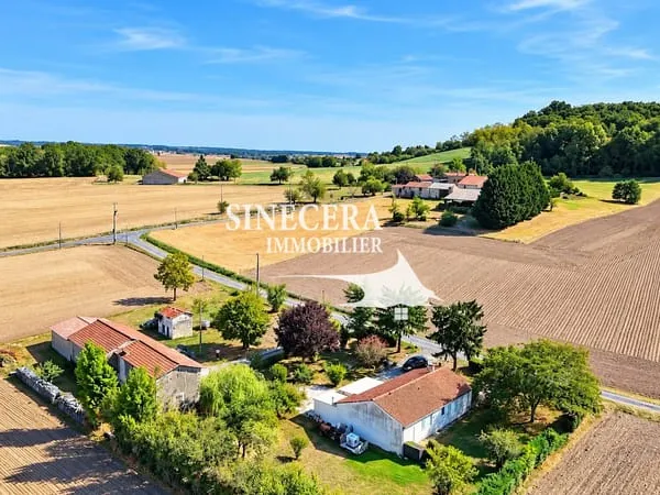 Deux maisons avec grange et hangar