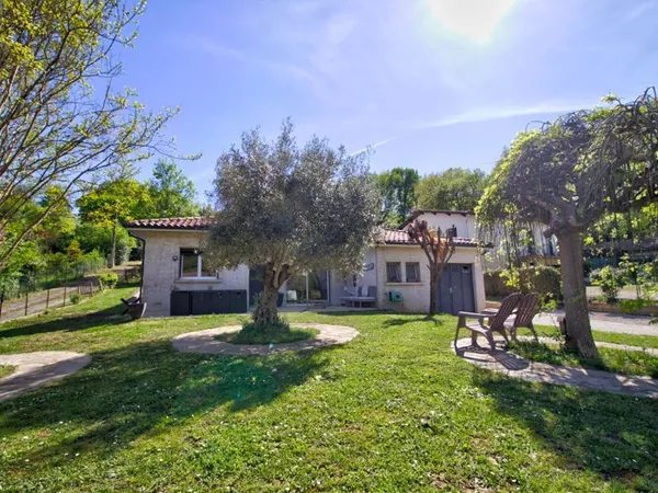 LAYRAC - Maison de plain-pied avec 3 chambres, un dressing, une climatisation, un garage, portail él