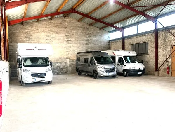 Hivernage parking emplacement camping-car / bateau / voiture - Hangar fermé 24h/24