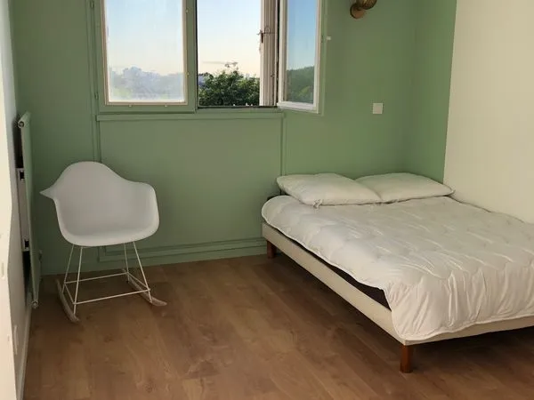 Chambre meublée en colocation féminine - RER A Noisy-Champs à 3 min