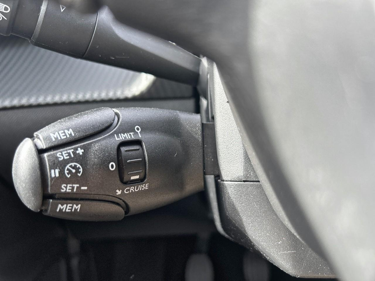 Peugeot 208 1.2 puretech 100ch s&s allure — photo 18