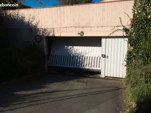 Vente de 3 garages boxés dans résidence sécurisée