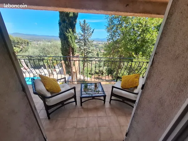 Grande maison meublée avec piscine et jardin - Location à l'année
