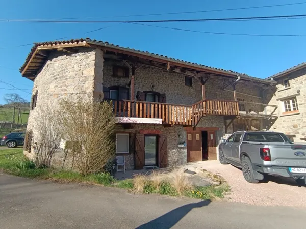 À 5 MIN DE NOIRETABLE - MAISON EN PIERRE DANS UN ENVIRONNEMENT CALME ET CHAMPÊTRE